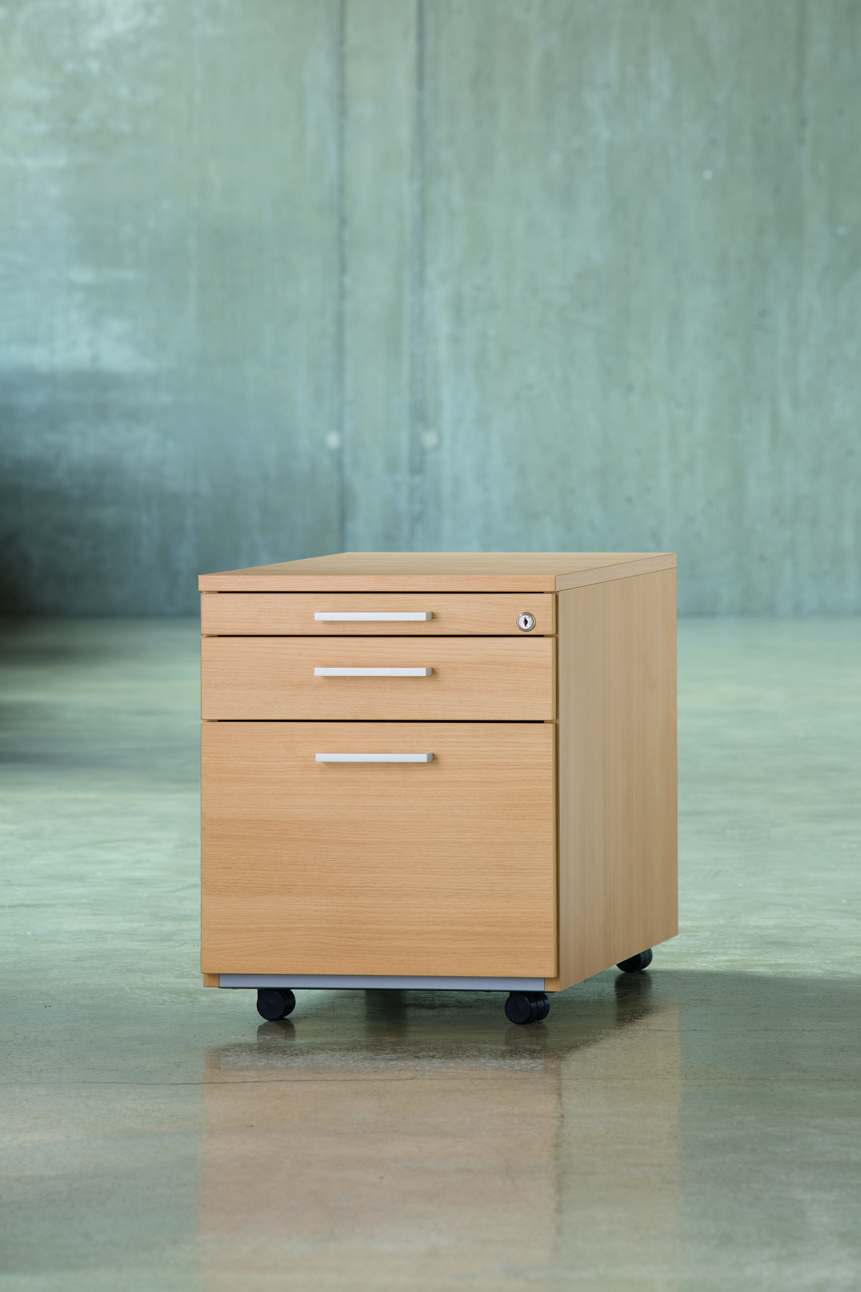 ECO.S Rollcontainer von König+Neurath, Buche Dekor mit drei Schubladen und Rollen für flexible Büroeinrichtung.