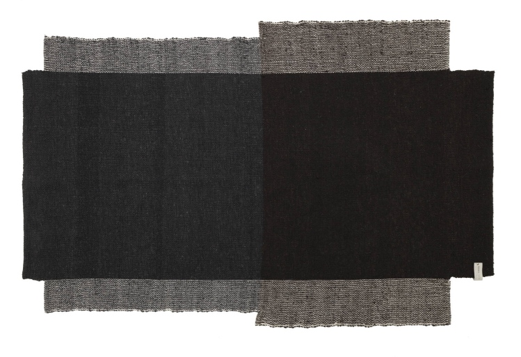 Nobsa Teppich, kleines Modell, Verkehrsgrau/Graubraun: Detailaufnahme des gewebten Teppichs mit Farbverlauf.