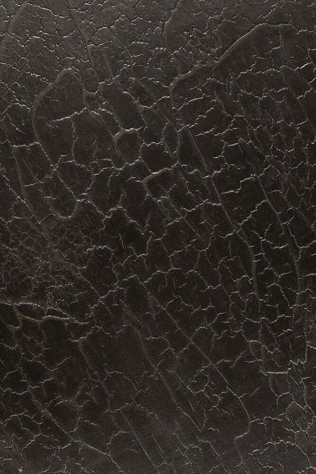 Detailaufnahme der Oberfläche des Ethnicraft Stability Couchtischs in Umberbraun mit einzigartiger Rissstruktur.