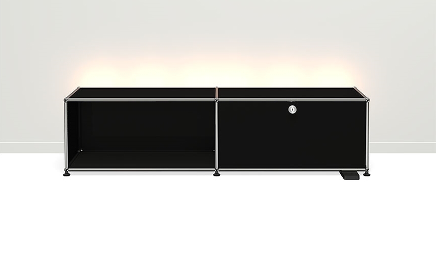 USM Haller Sideboard in Graphitschwarz mit dimmbarer Beleuchtung, ideal als TV- oder Hi-Fi-Möbel.
