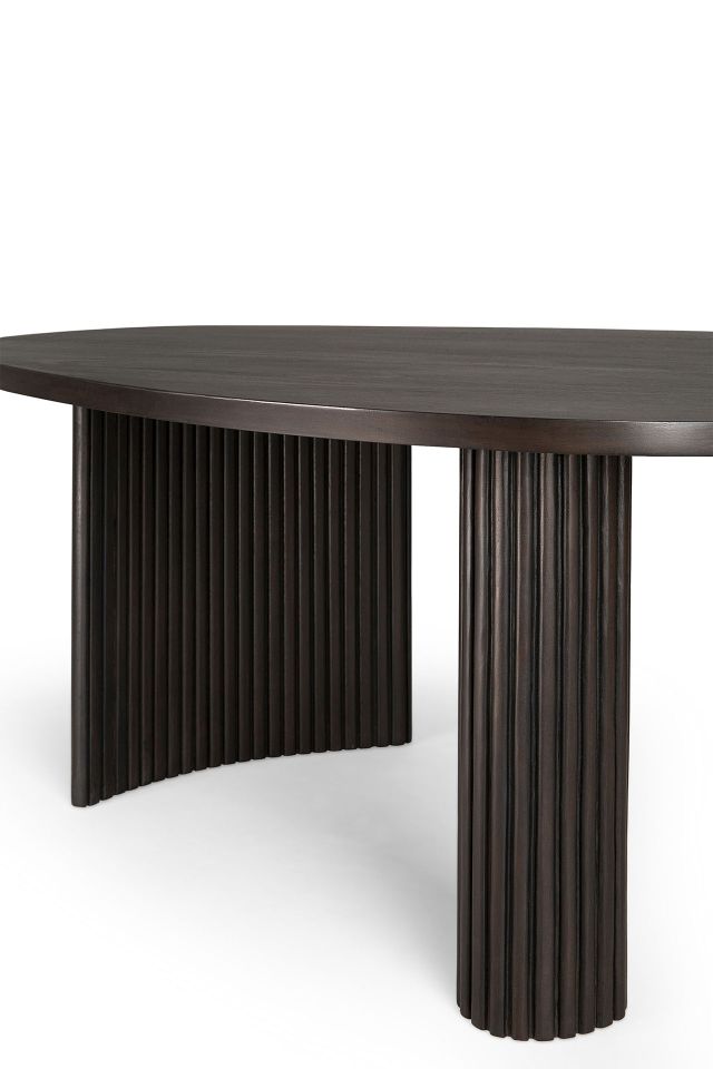 Ethnicraft Boomerang Couchtisch aus Mahagoni mit geriffelten Beinen, modernes Design für Wohnzimmer.