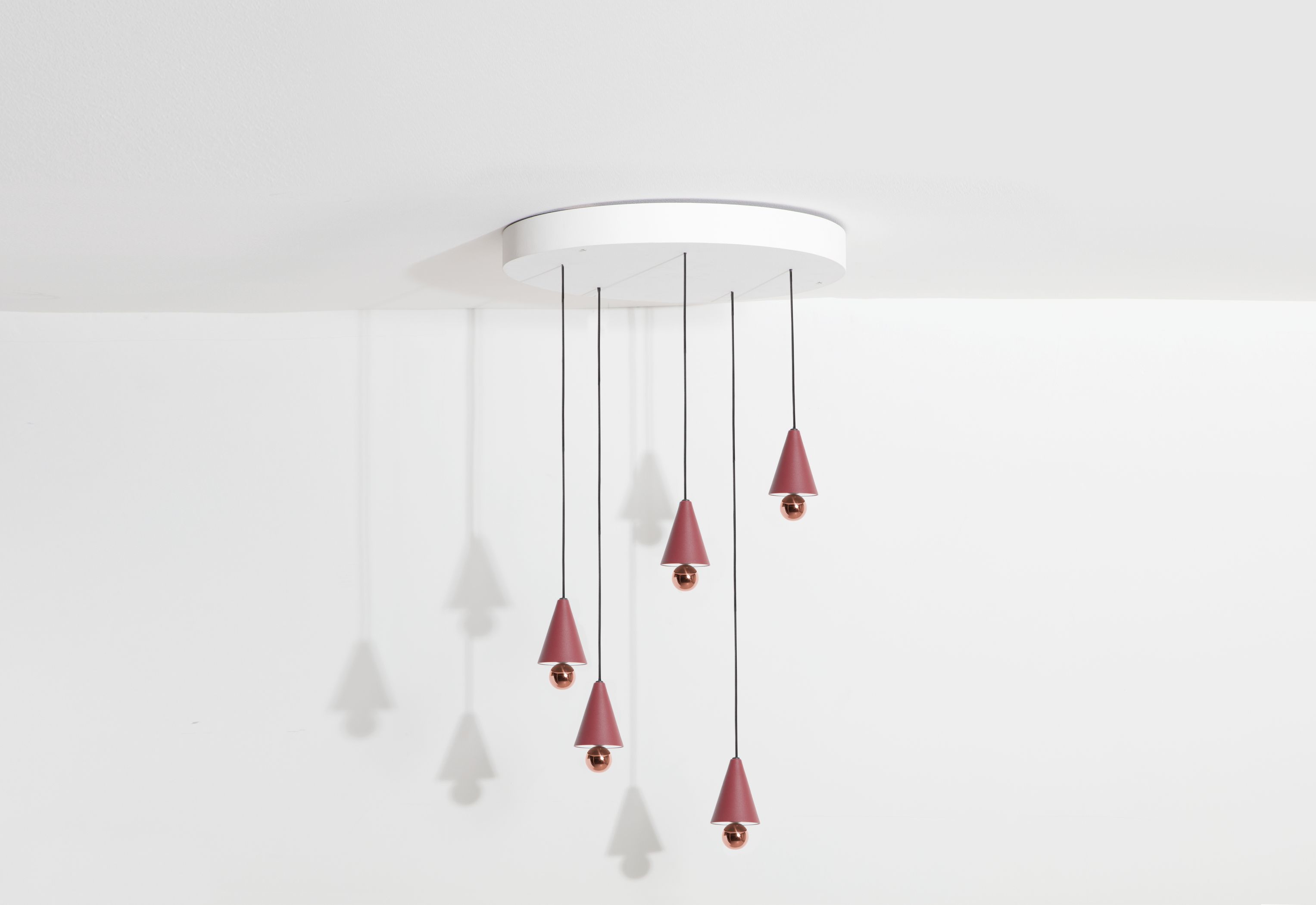 Cherry Pendelleuchte 5-er Set von Petite Friture in Braunrot mit runder Deckenplatte.