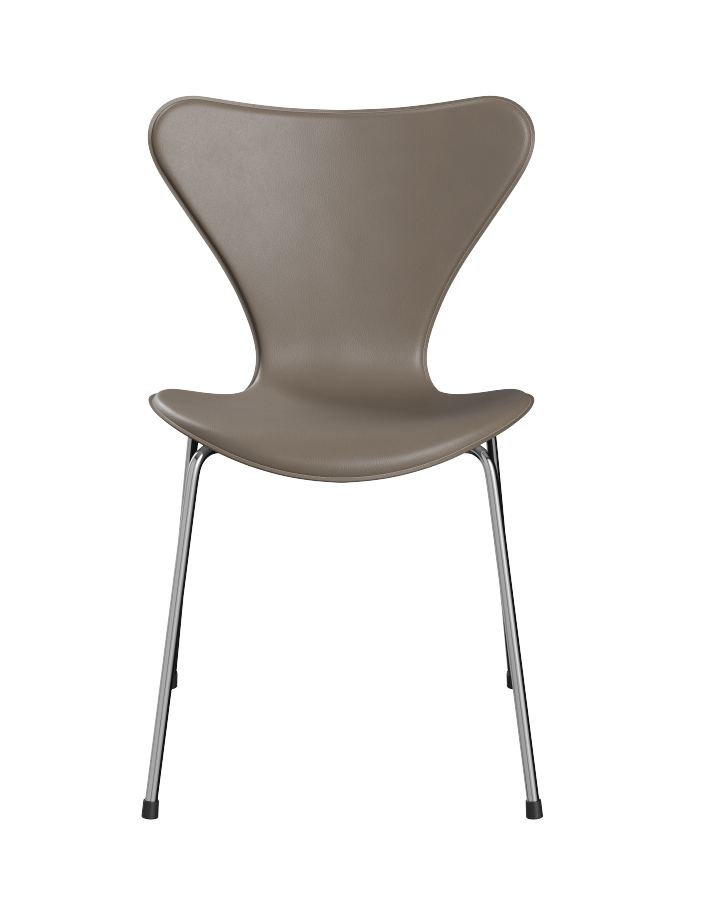 Fritz Hansen Siebener Stuhl / Serie 7 in Taupe mit Chromgestell, Frontansicht.
