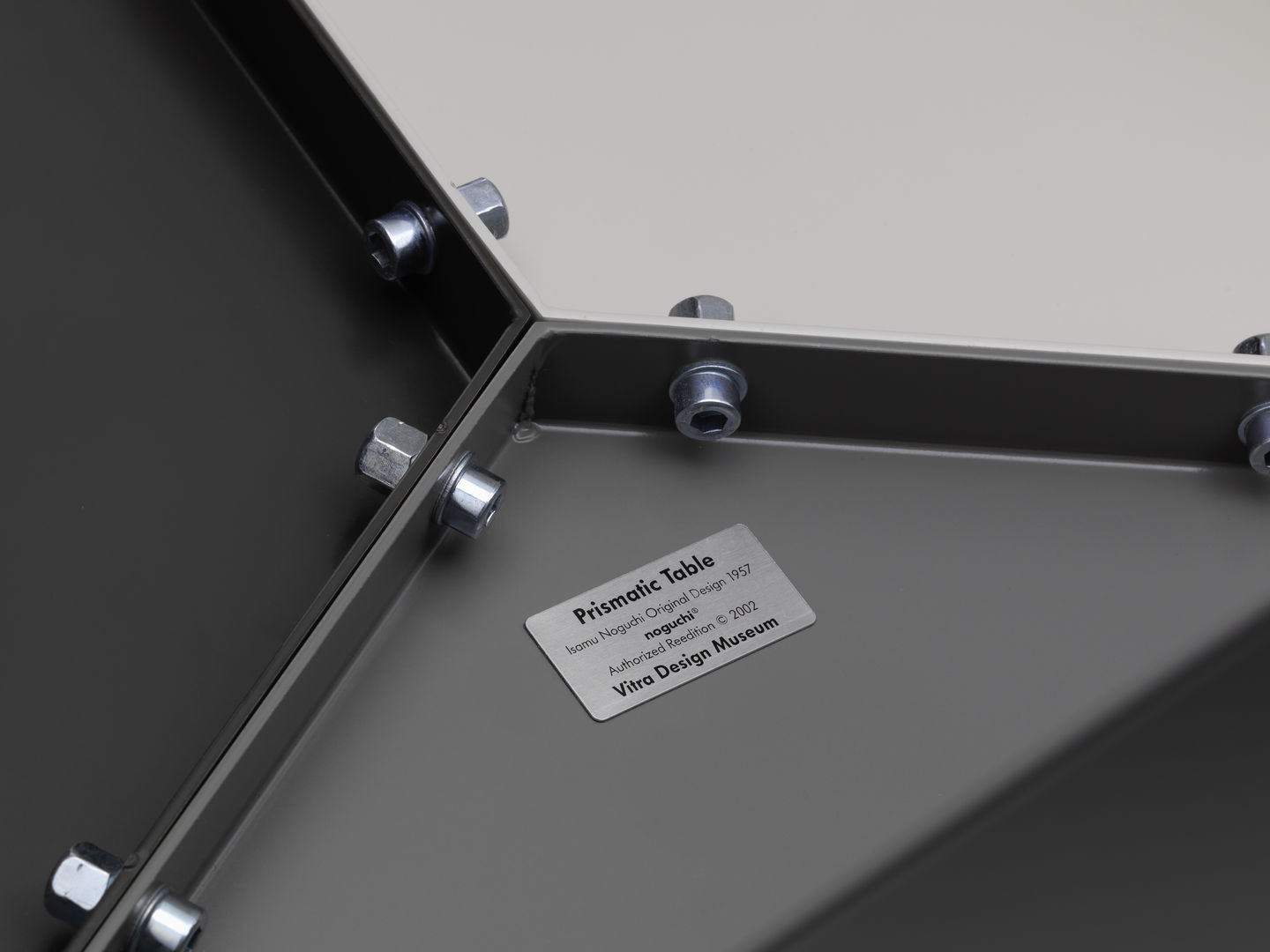 Prismatic Table Beistelltisch geometrisch Vitra