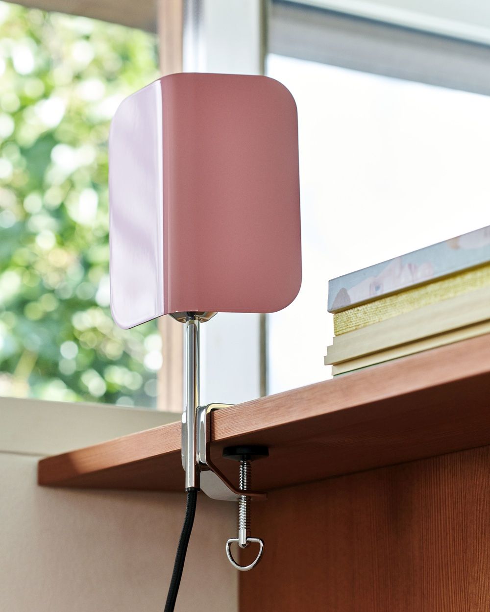 Apex Clip Lamp Klemmleuchte von Hay an Regalsystem mit Schreibtisch, moderne Arbeitsplatzbeleuchtung in Rot, Blau und Rosa.