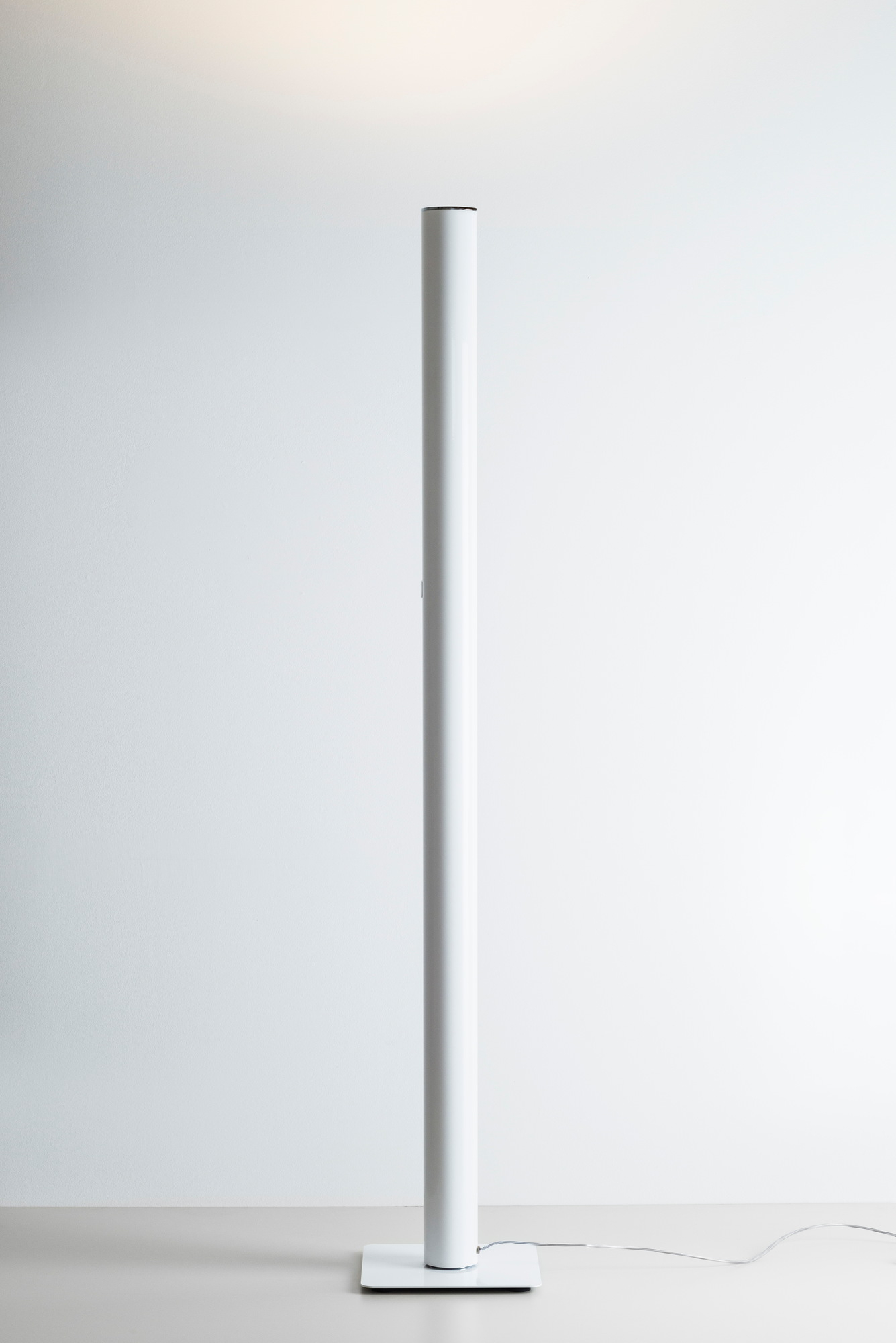 Ilio LED Stehleuchte Weiß glänzend Artemide