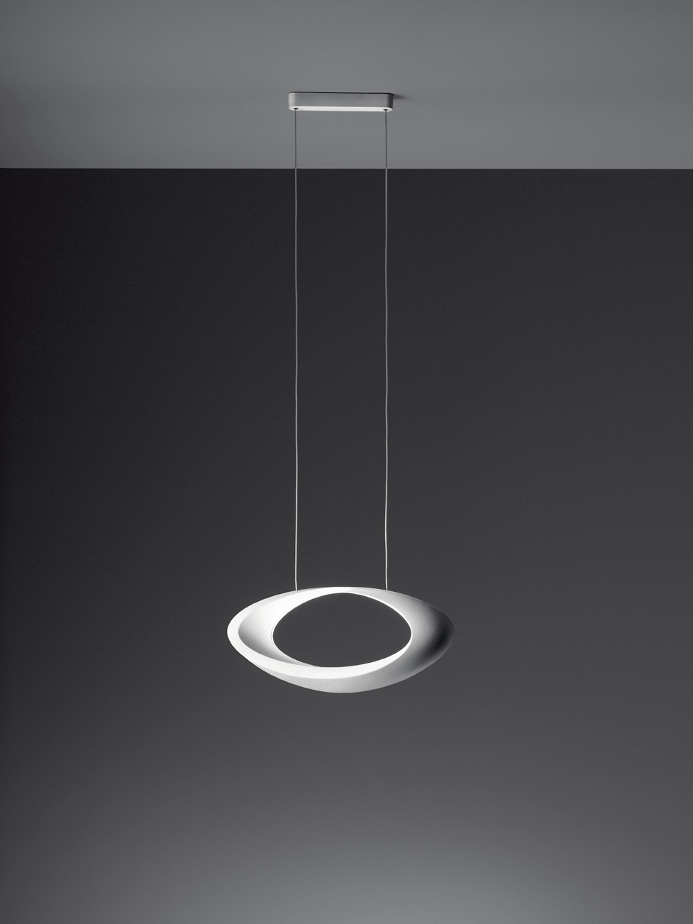 Weiße Cabildo LED Pendelleuchte von Artemide mit warmweißem Licht (2700K) und modernem Design.