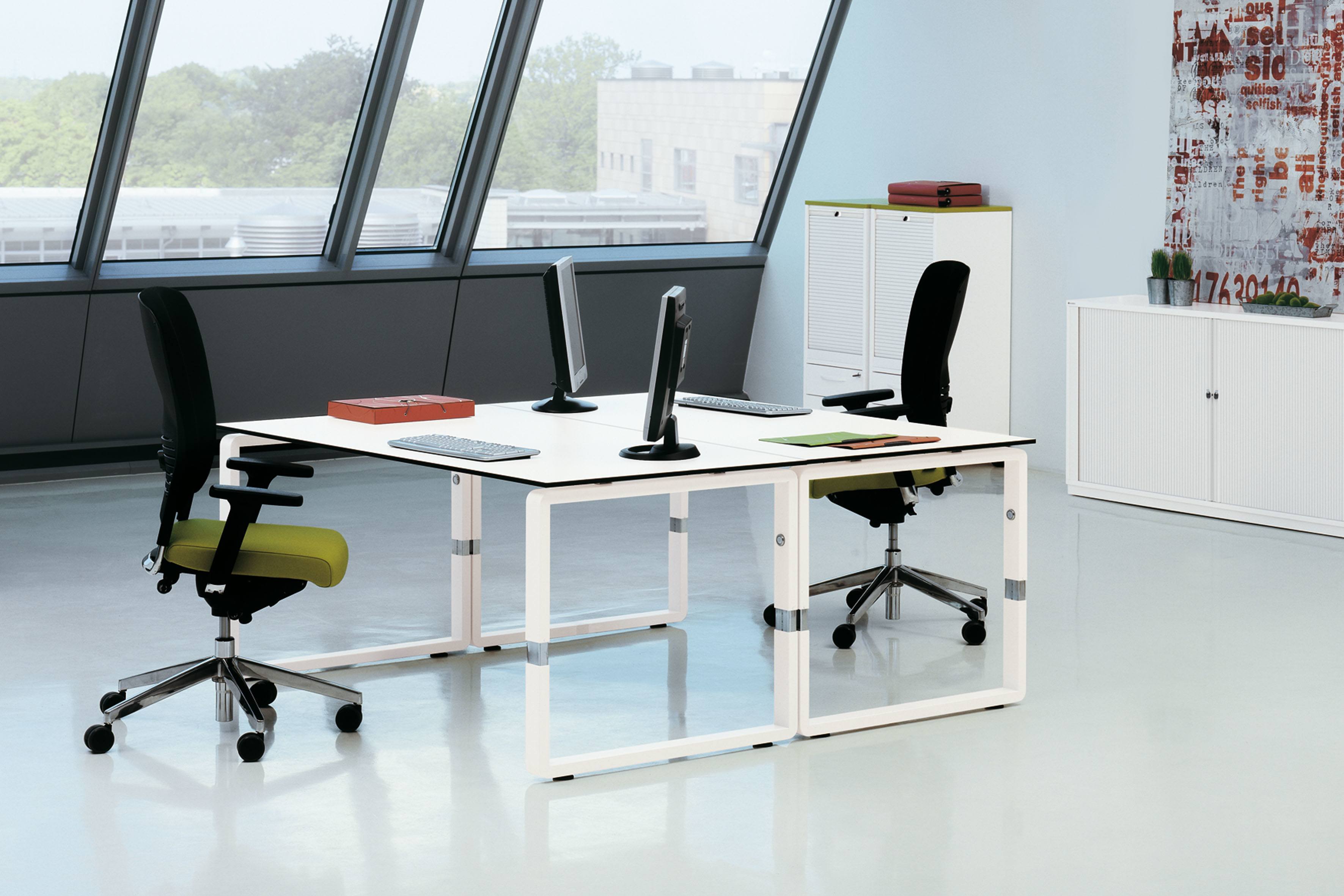 Pensum Besprechungstisch von Palmberg, weiße Tischplatte mit Monitoren und Bürostühlen im modernen Büro.