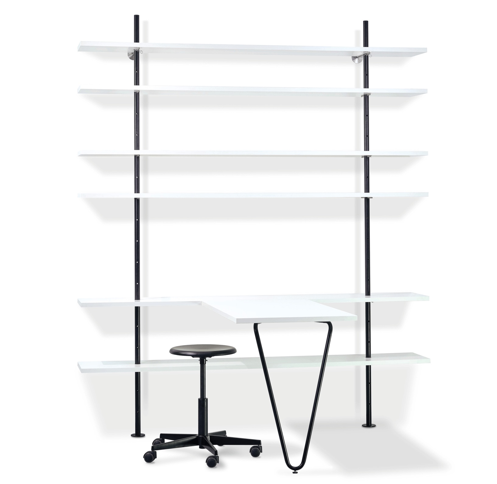 Regaltisch für Eiermann Regal Richard Lampert Melamin Weiß Gestell Schwarz RAL 9005 Regaltisch für Eiermann Regal von Richard Lampert, weiße Melaminplatte, schwarzes Gestell und Bürohocker.