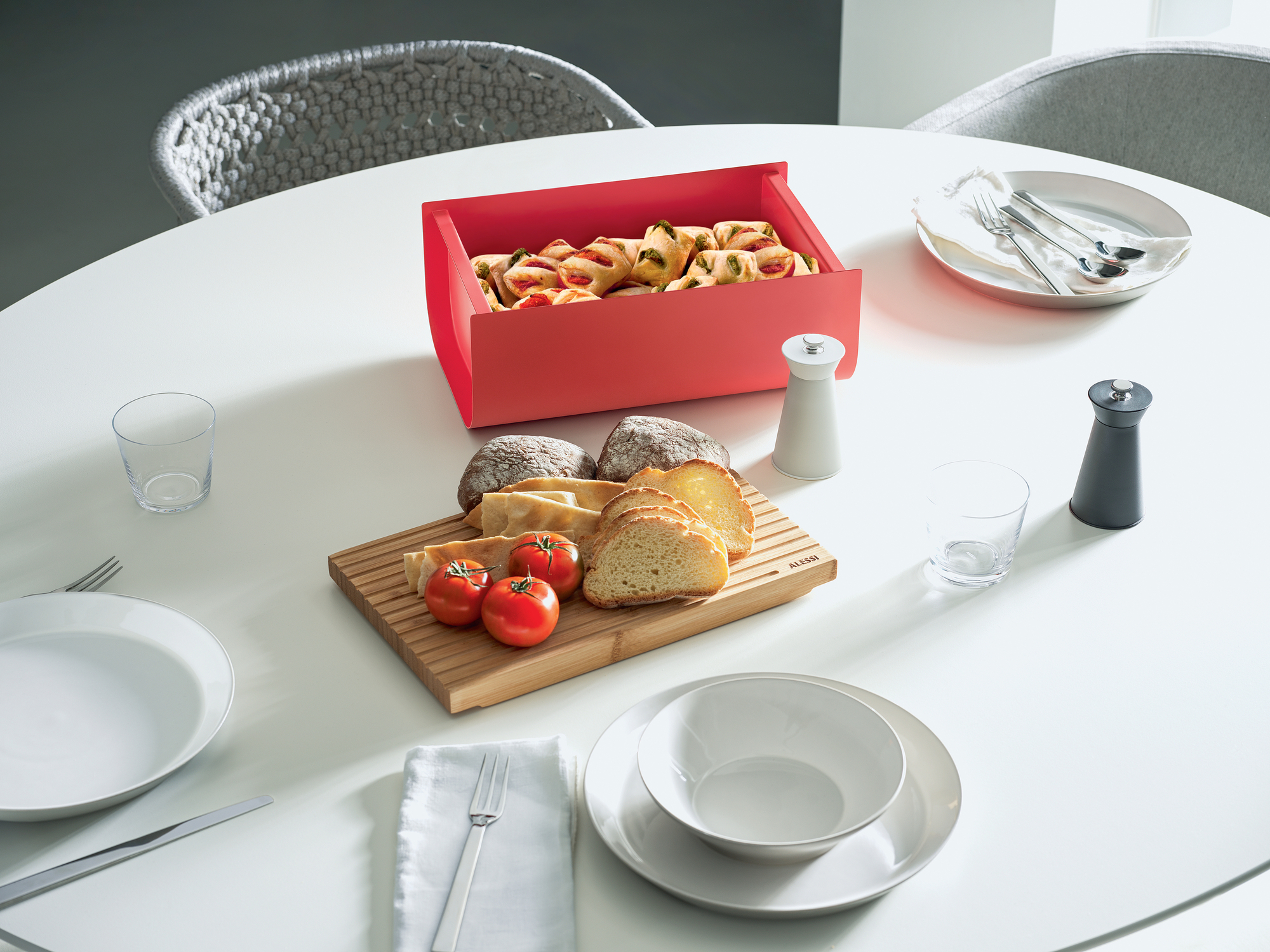 Mattina Brotkasten aus Stahl Warmes Grau Alessi
