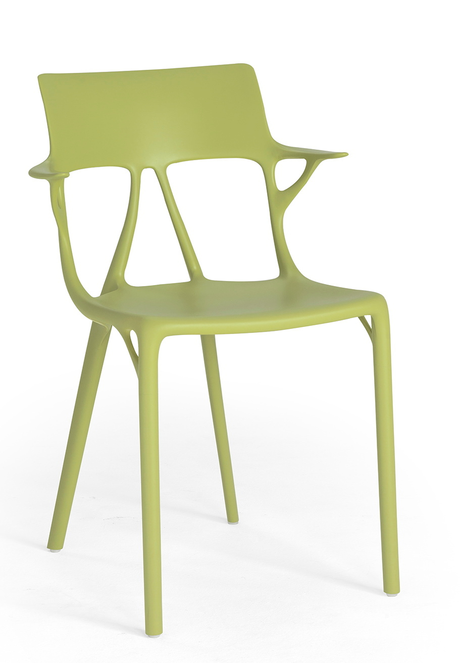 Grüner A.I. Stuhl von Kartell: Moderner Designstuhl aus Kunststoff mit Armlehnen.