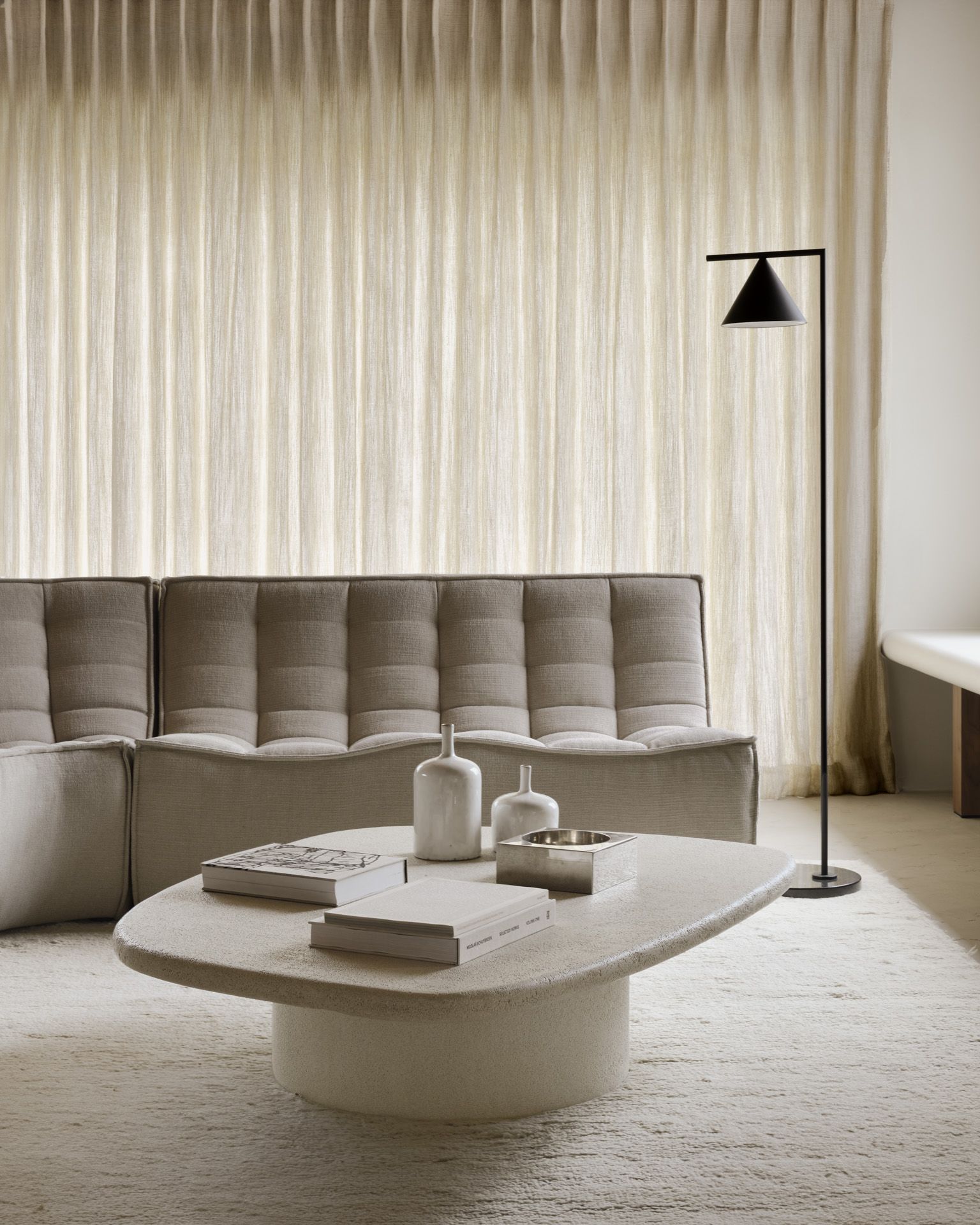 Elements Couchtisch Microcement Kieselform Ethnicraft