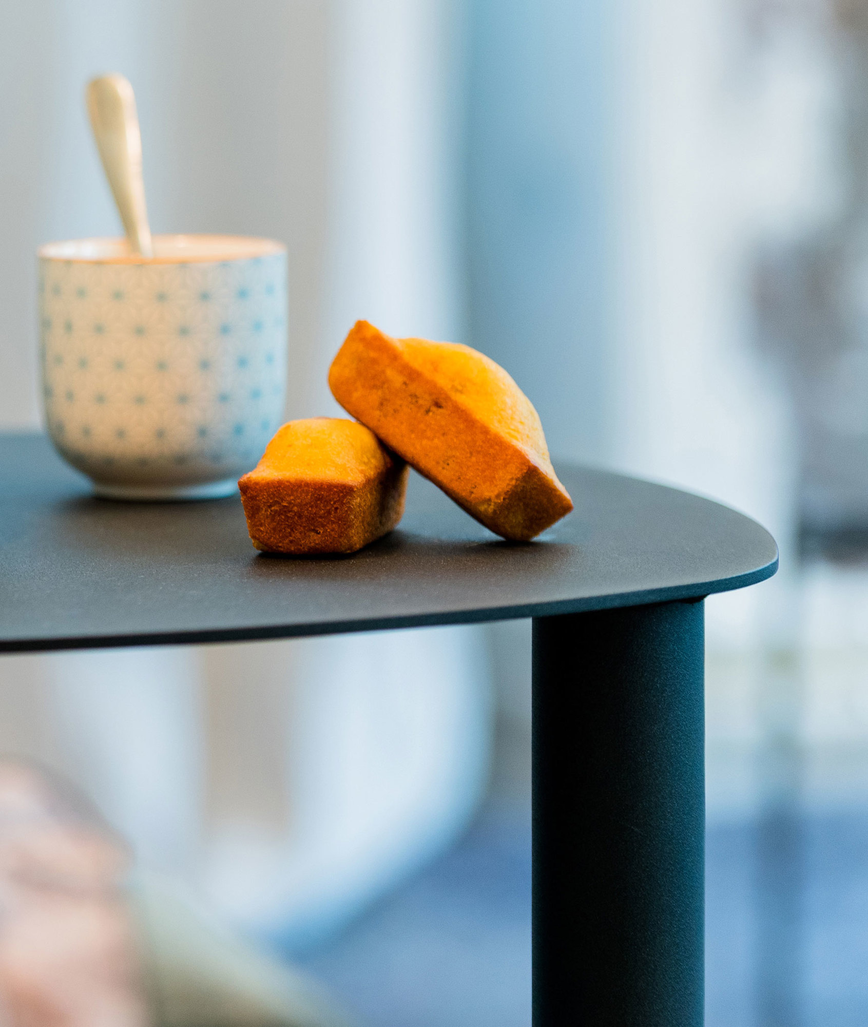 Easy Boy Beistelltisch klein Segis dunkelblau mit Gebäck und Tasse im modernen Ambiente.