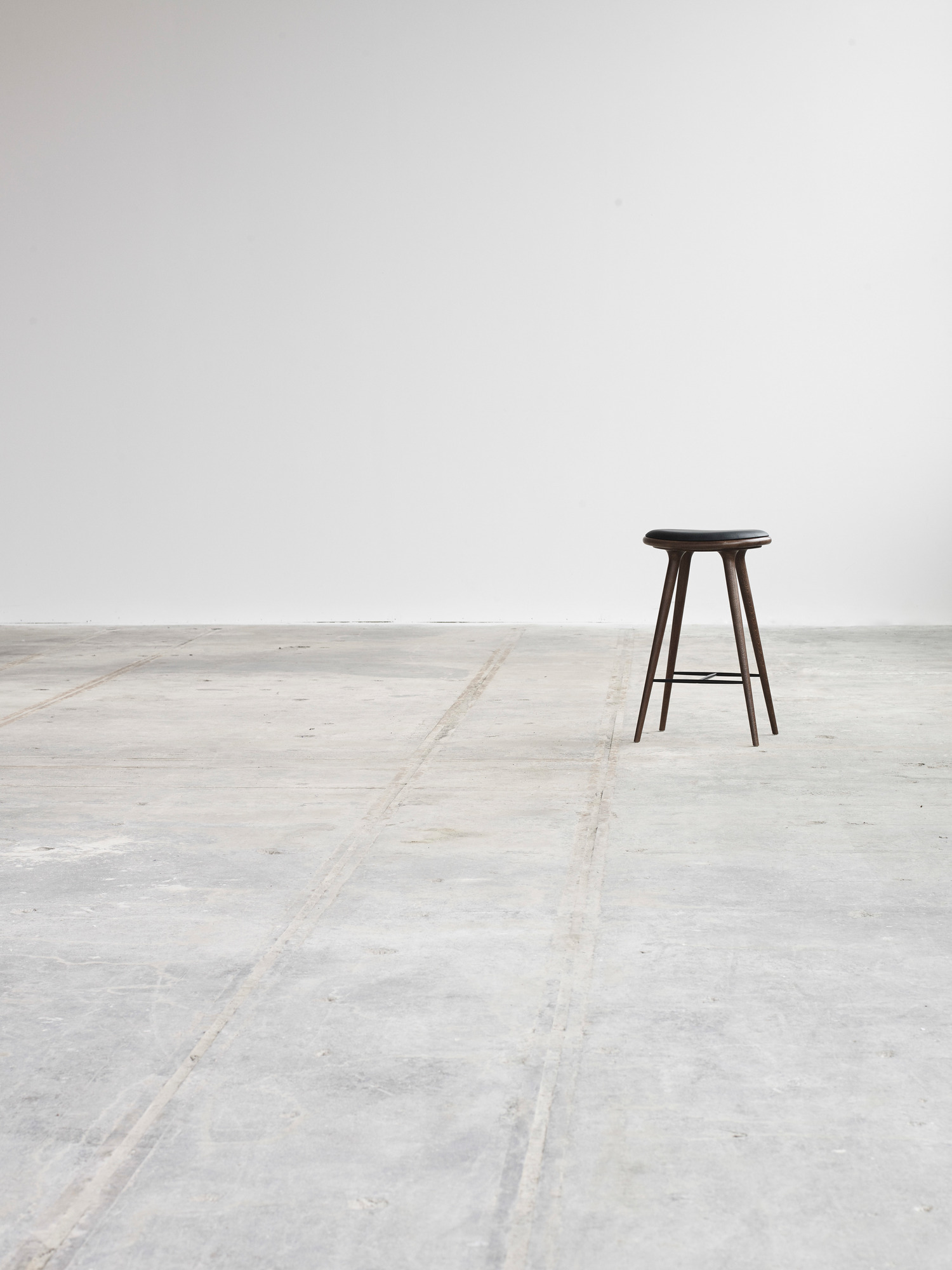 Schwarzer Barhocker aus Buchenholz, ein stilvoller High Stool für Küche oder Bar.