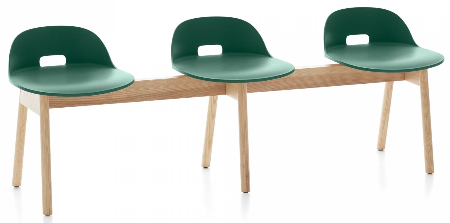 Alfi Bank 3-Sitzer in Emeco-grün mit niedrigem Rücken und hellem Holzgestell. Moderne Sitzbank.
