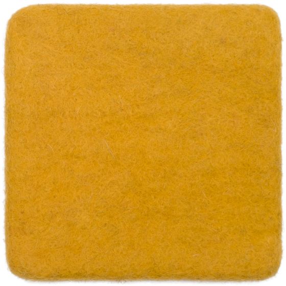 Detailaufnahme des senfgelben myfelt Filzteppichs "Klara", rechteckig, für Wohnraumgestaltung.