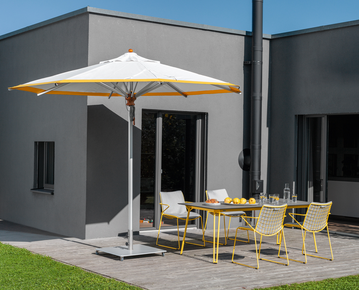 Weishäupl Sonnenschirm: Runder, weißer Alusonnenschirm mit gelbem Rand, ideal für Garten und Terrasse.