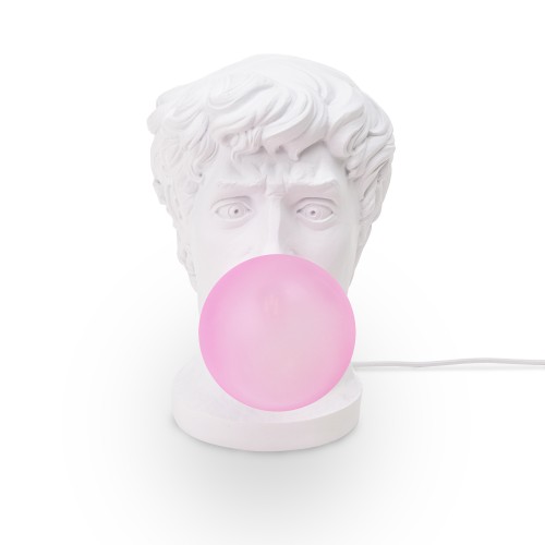 Wonder Tischleuchte von Seletti: Weiße Büste bläst pinke Kaugummi-Blase, moderne und humorvolle Wohnzimmerlampe.