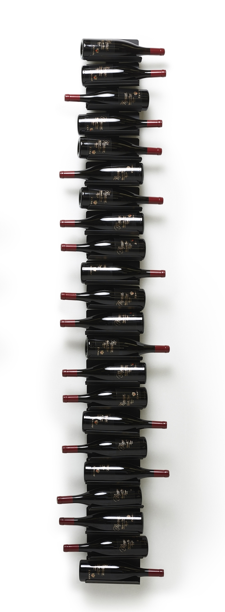 Schwarzes Ptolomeo Vino Wand Weinregal 208 von Opinion Ciatti mit gefüllten Weinflaschen.