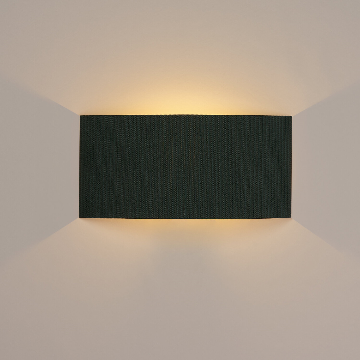 Rechteckige Wandleuchte "Comodín" in Grün mit Stoffschirm und indirektem Licht für stimmungsvolle Beleuchtung.