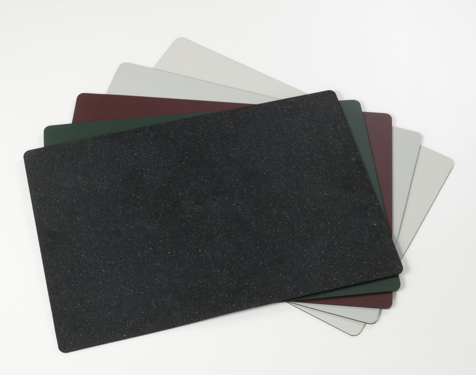 Mehrere Repad Schreibtischunterlagen von Vitra in verschiedenen Farben, Büroaccessoires für den Schreibtisch.