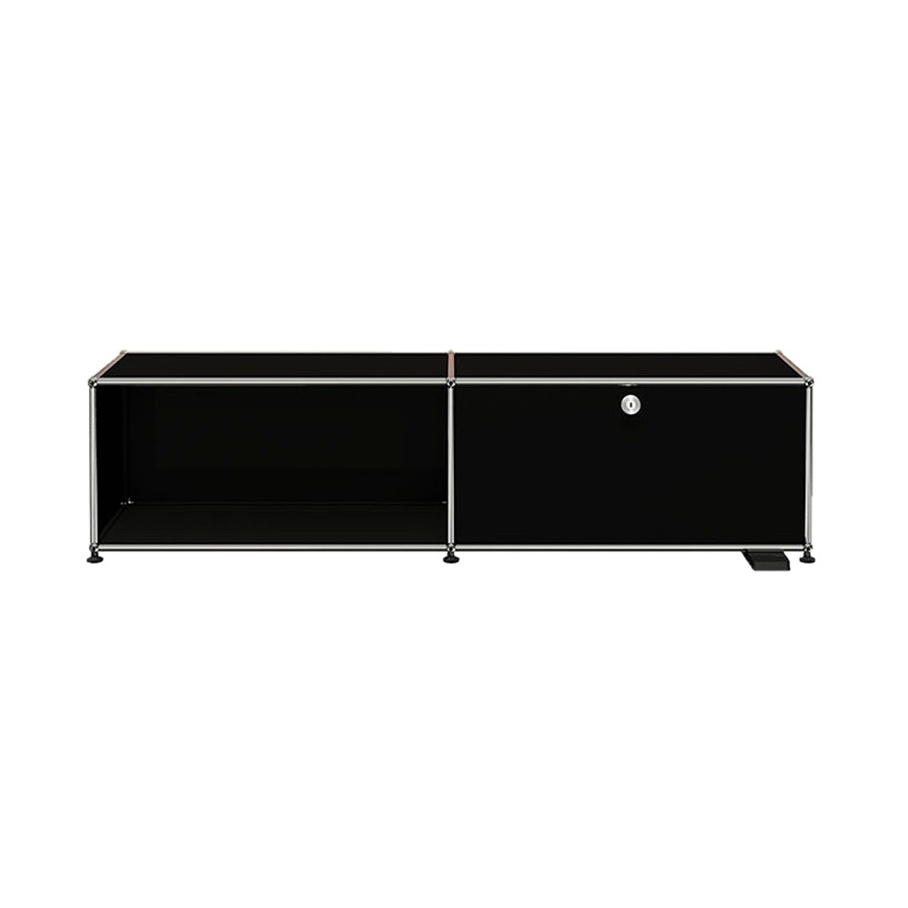 Graphitschwarzes USM Haller Sideboard mit einem offenen Fach und einem abschließbaren Fach für TV/Hi-Fi.