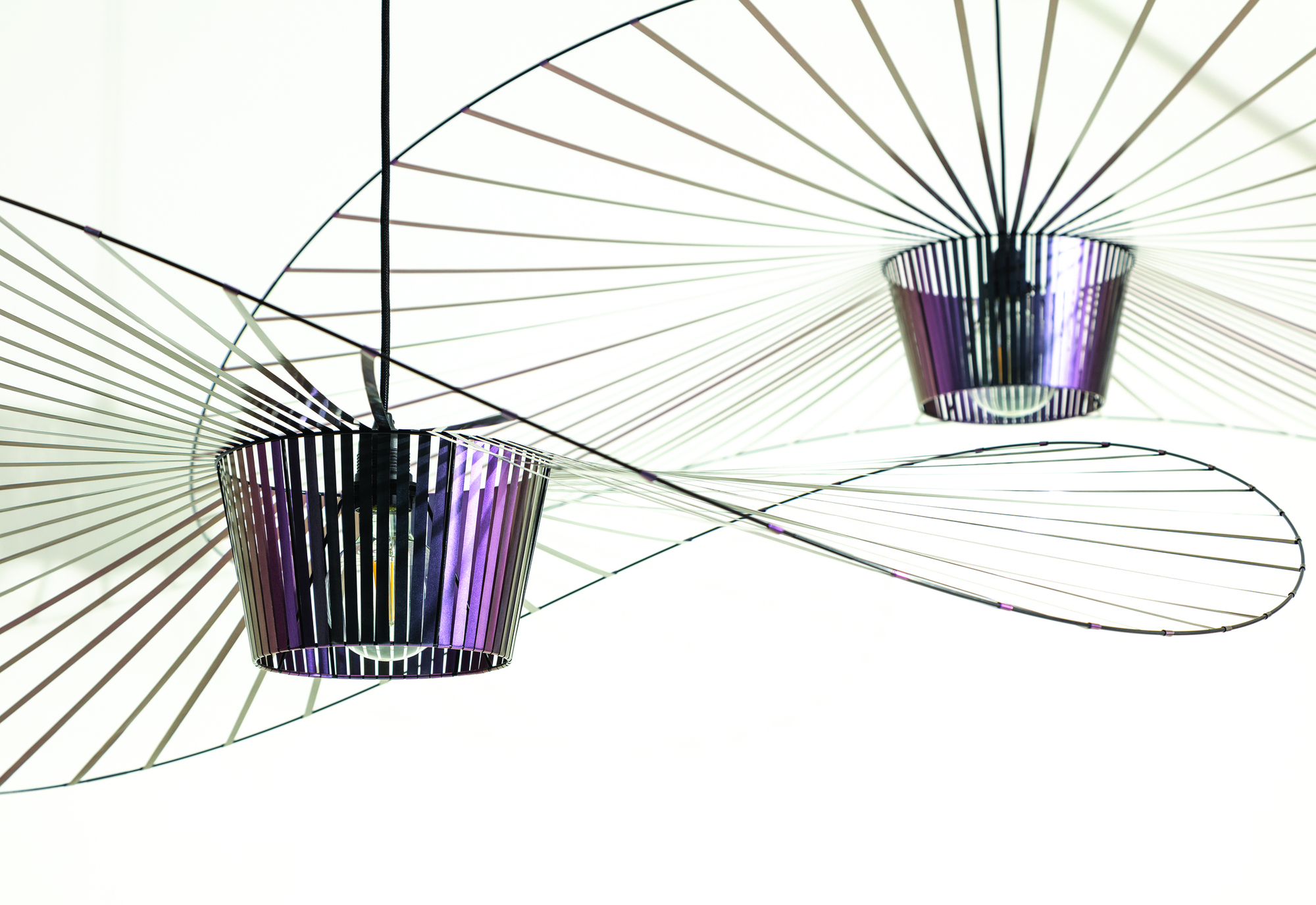 Vertigo Pendelleuchte von Petite Friture in Groß, modernes Design mit filigranem Lampenschirm und violettem Akzent.
