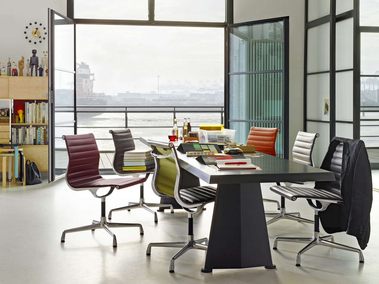 Aluminium Chair EA 101 / EA101 Stuhl Vitra