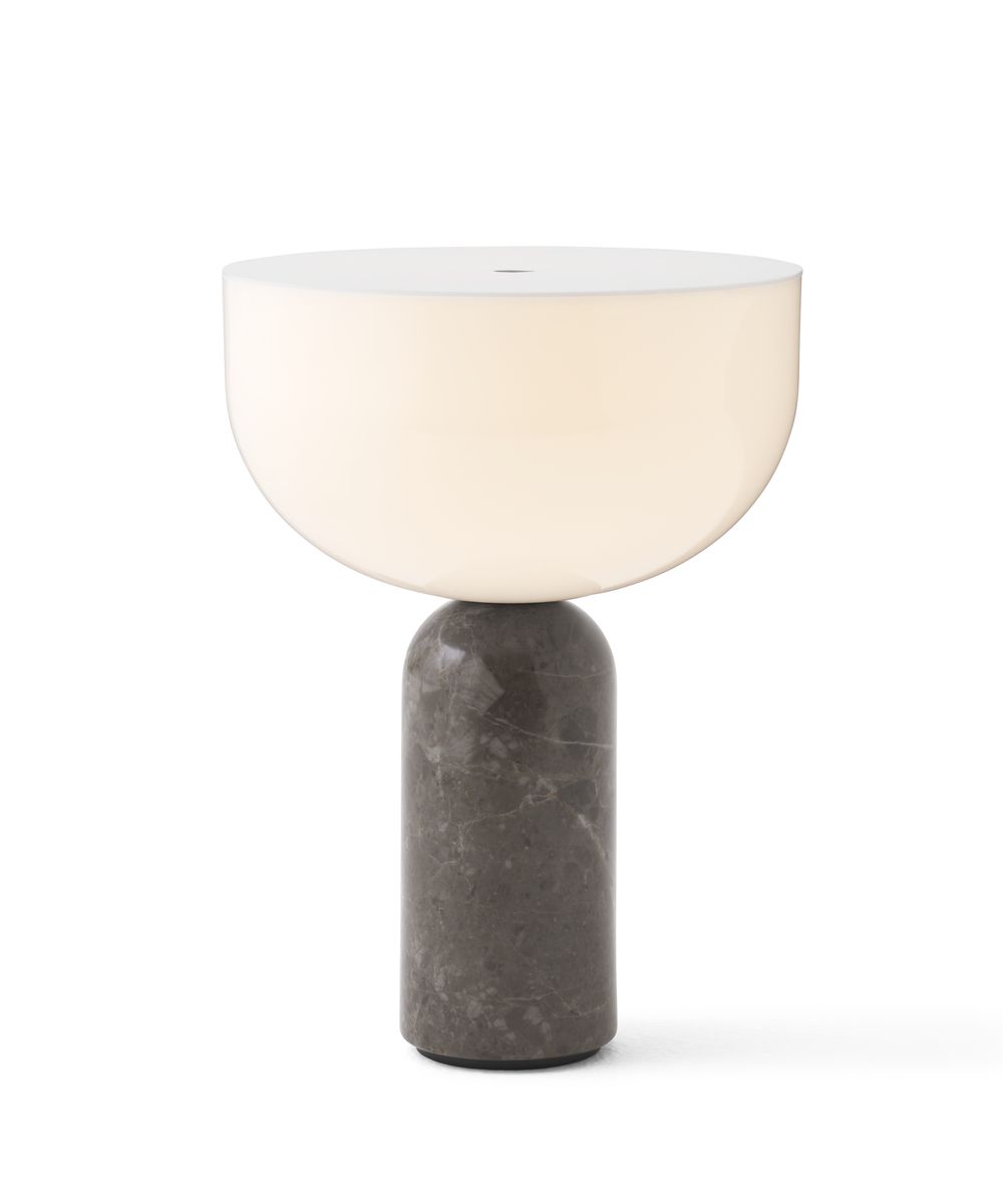 Kizu Tischleuchte von New Works in Sumpfgrau: Moderne Akkuleuchte mit Marmorfuß und sanftem Licht.
