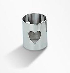 Silberner Teelichthalter mit Herz-Ausschnitt, modernes Design für romantische Tischdeko und stimmungsvolle Beleuchtung.