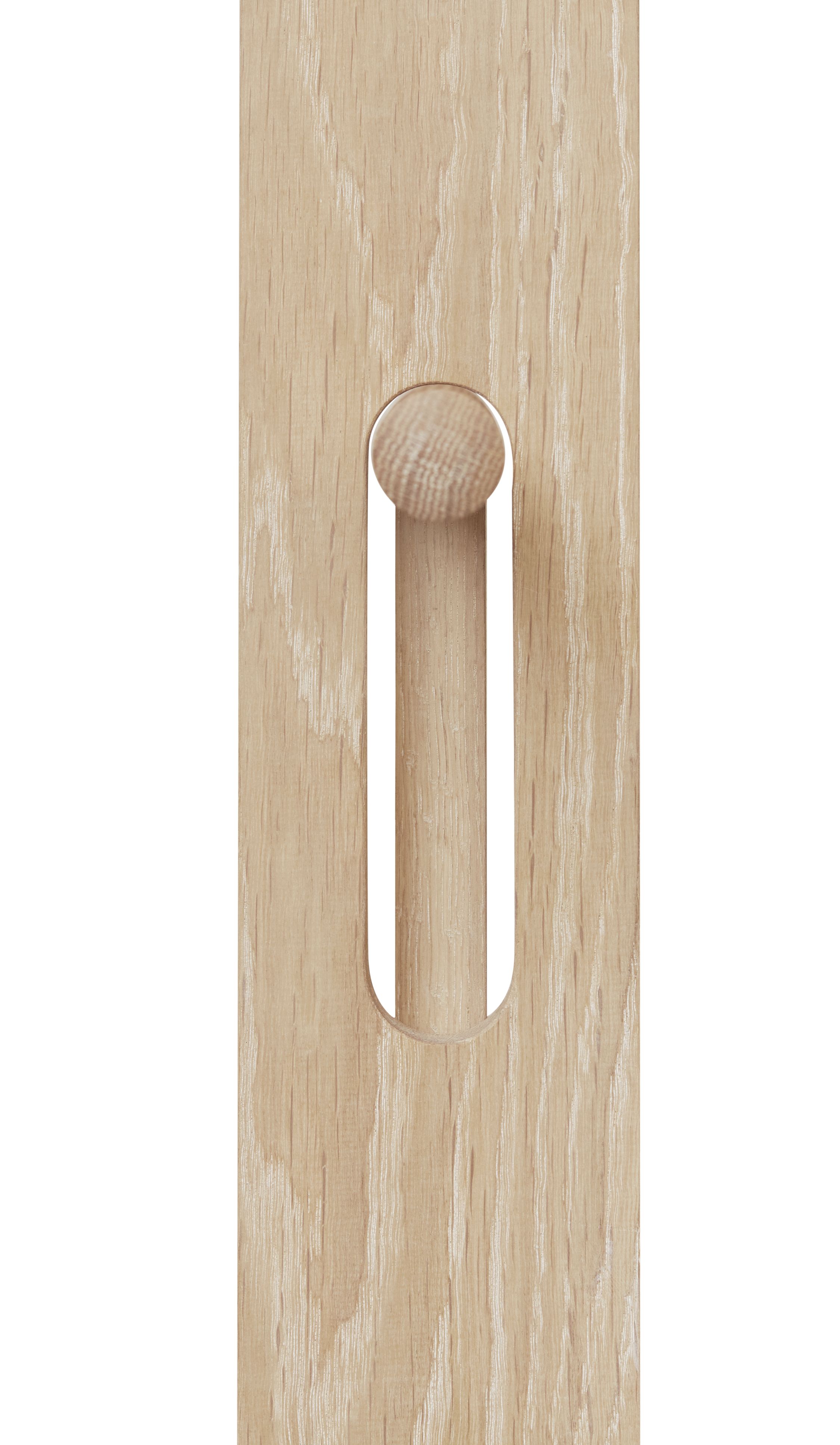 Detailaufnahme des Foyer Garderobenständers von Form & Refine, geöltes Eichenholz mit Aussparung.