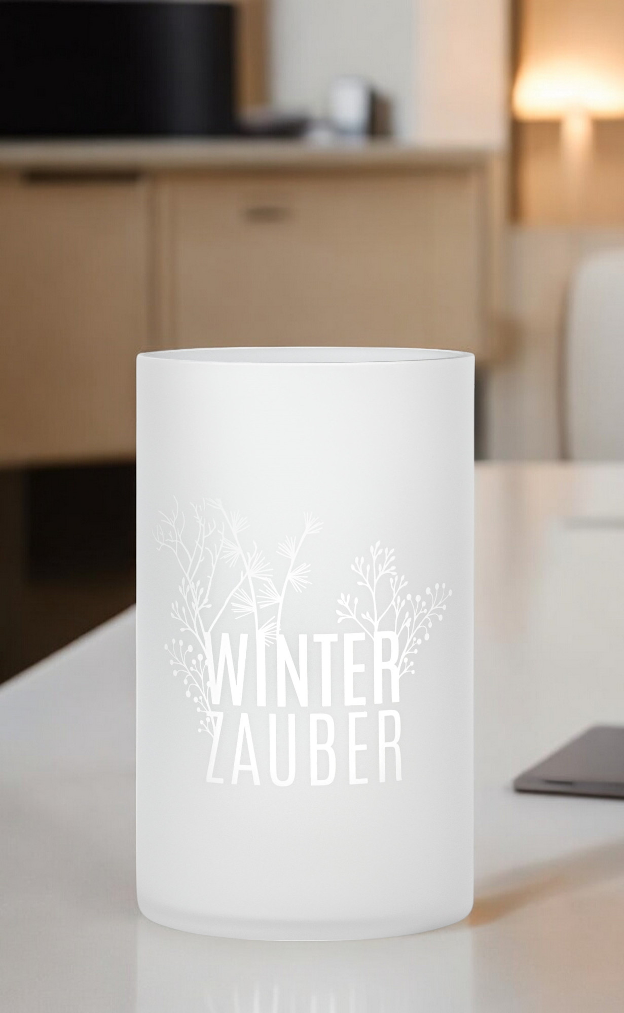 Mattweißes Winterzauber Windlicht von Räder mit filigranem Pflanzenmuster und Schriftzug für stimmungsvolle Winterdekoration.