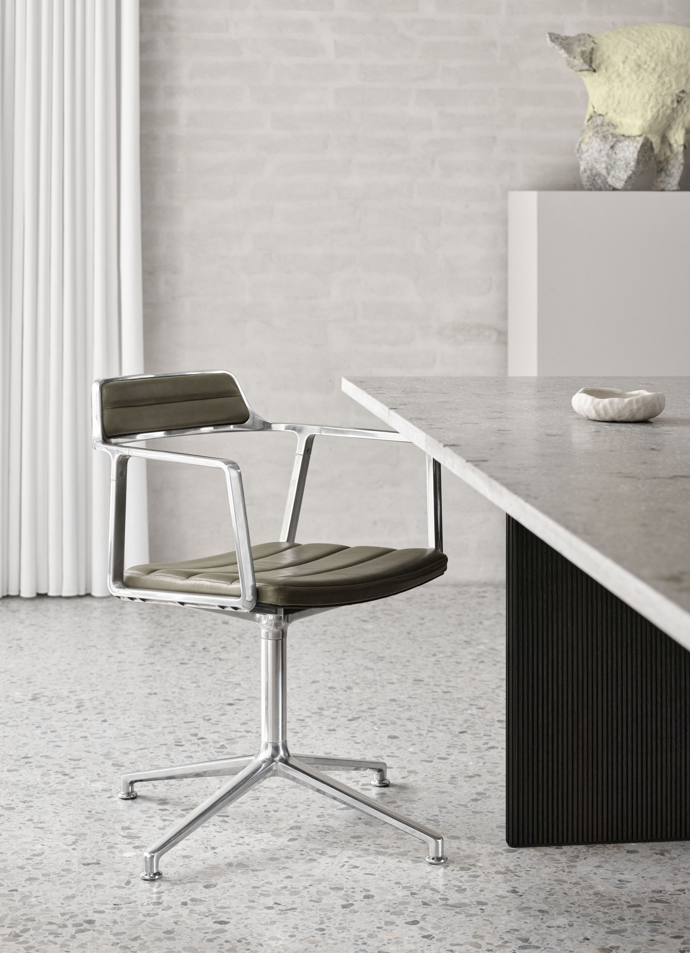 VIPP452 Swivel Stuhl mit Gleitern grünes Leder Vipp VIPP452 Swivel Stuhl mit Gleitern grünes Leder Vipp