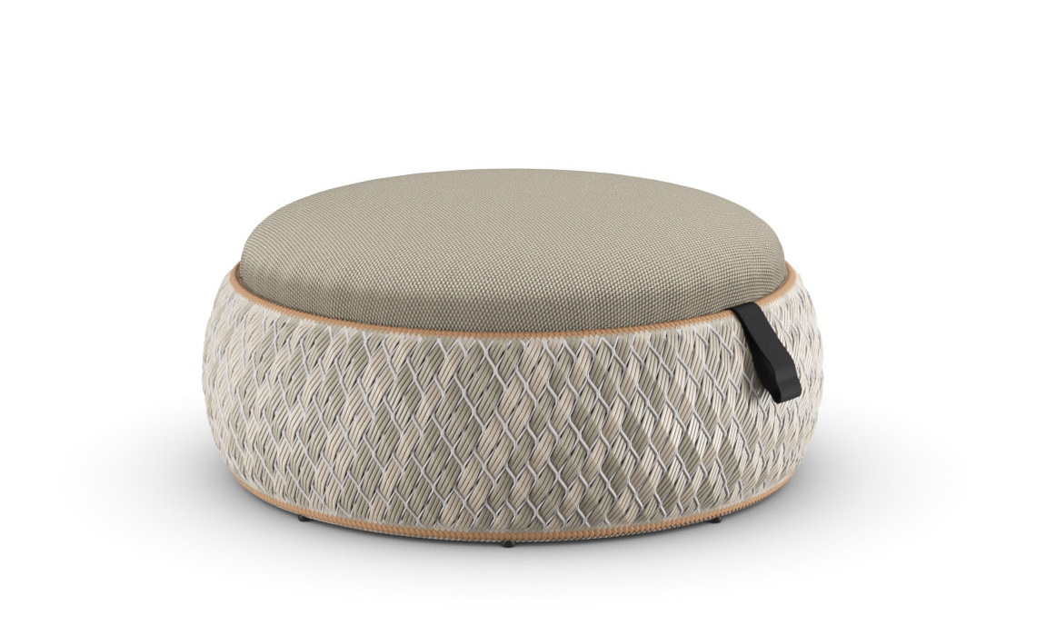 Dala Hocker von Dedon, Ø96cm. Runder Outdoor Hocker mit beigem Sitzkissen und geflochtenem Korpus.