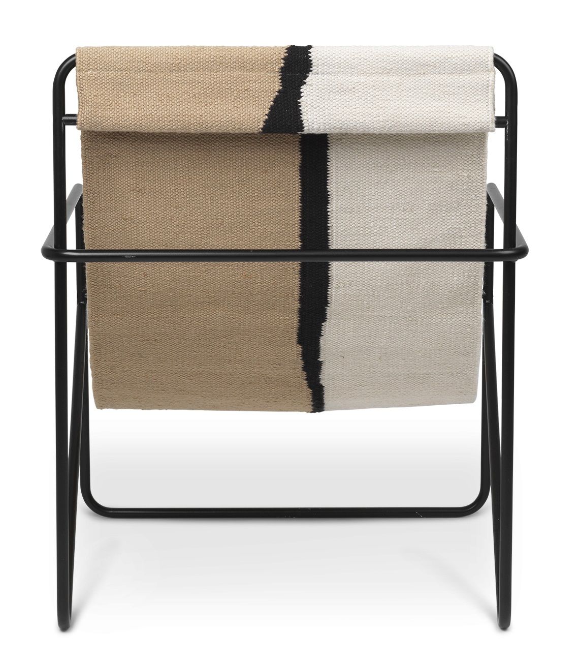 Ferm Living Desert Chair Loungesessel mit schwarzem Metallgestell und beigem Textilsitz mit Streifenmuster.