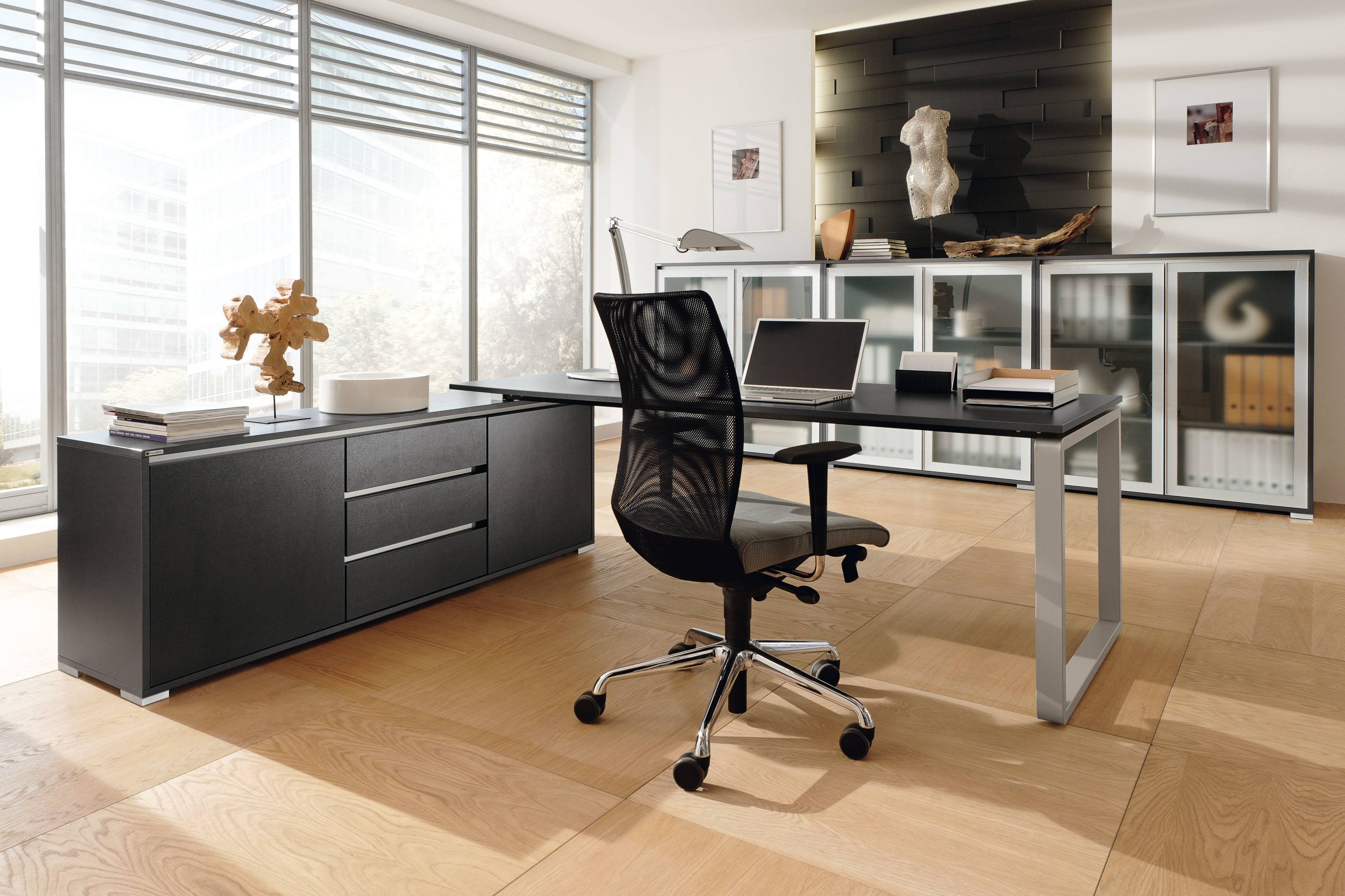 Büro mit Palmberg Pensum Tisch, Schreibtischstuhl und Sideboard in modernem Design.