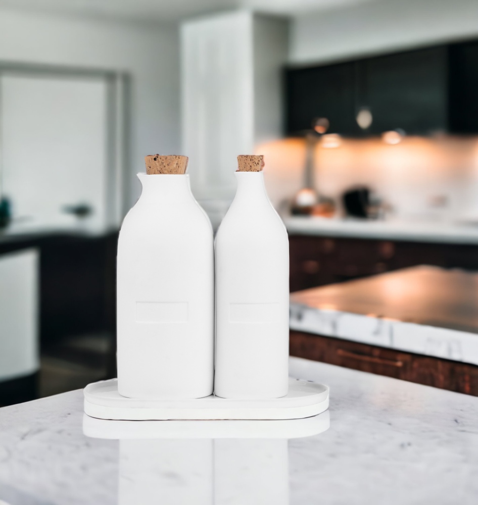 Weiße Menage Flaschen mit Korken auf Tablett, Räder Design für Öl und Essig.