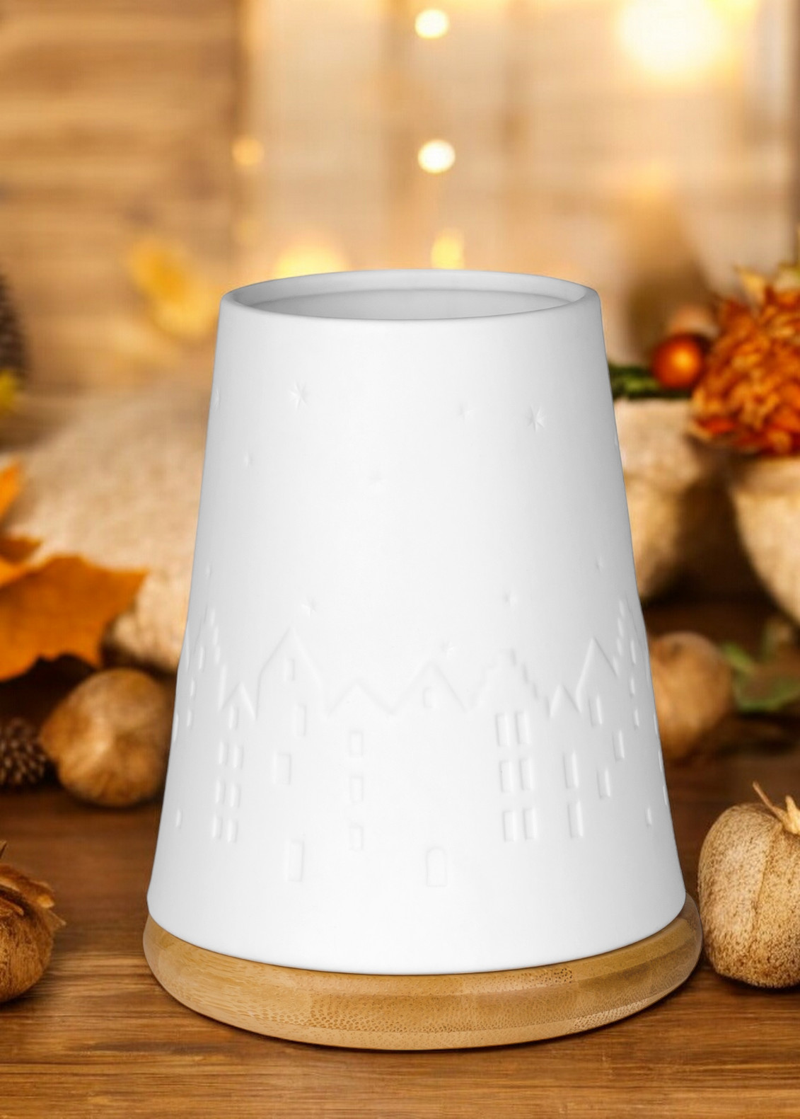 Weißes Poesie Windlicht von Räder mit Winterstadt-Motiv und Holzfuß für stimmungsvolle Beleuchtung.