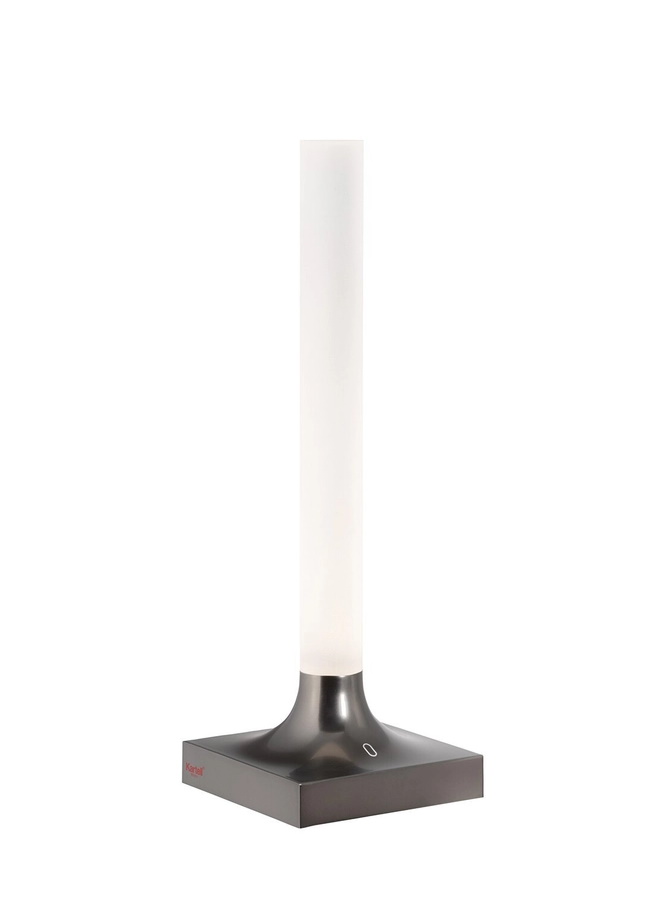 Goodnight Akkuleuchte von Kartell in Titan matt: Moderne, kabellose Tischleuchte für stimmungsvolles Licht.