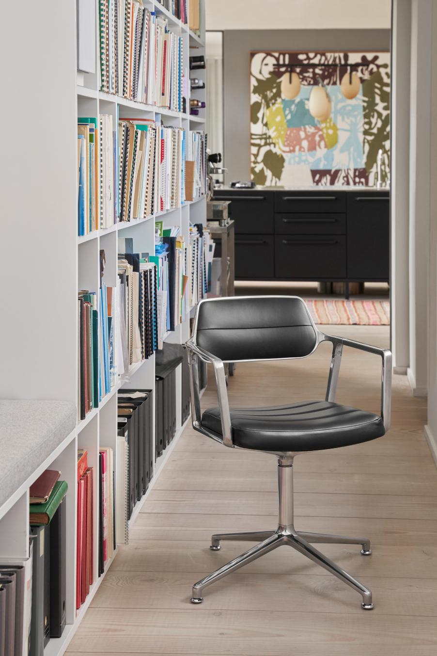 VIPP453 Swivel Chair Stuhl mit Gleitern schwarzes Leder / polierter Alurahmen Vipp