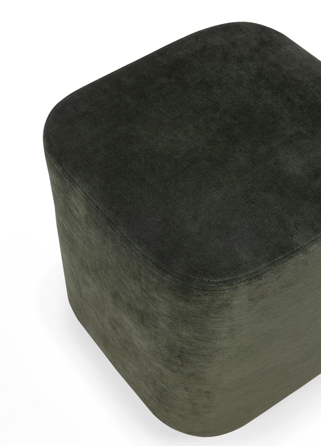 Nahaufnahme des Cube Pouf Sitzhockers von Ethnicraft, bezogen mit Forest Stoff.