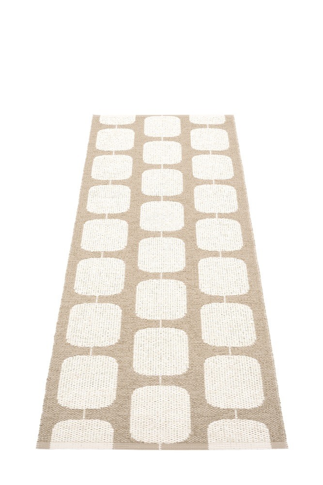 Sten Kunststoffteppich in Nougat/Vanille mit grafischem Muster aus Quadraten, 70x200 cm, Pappelina Teppich.