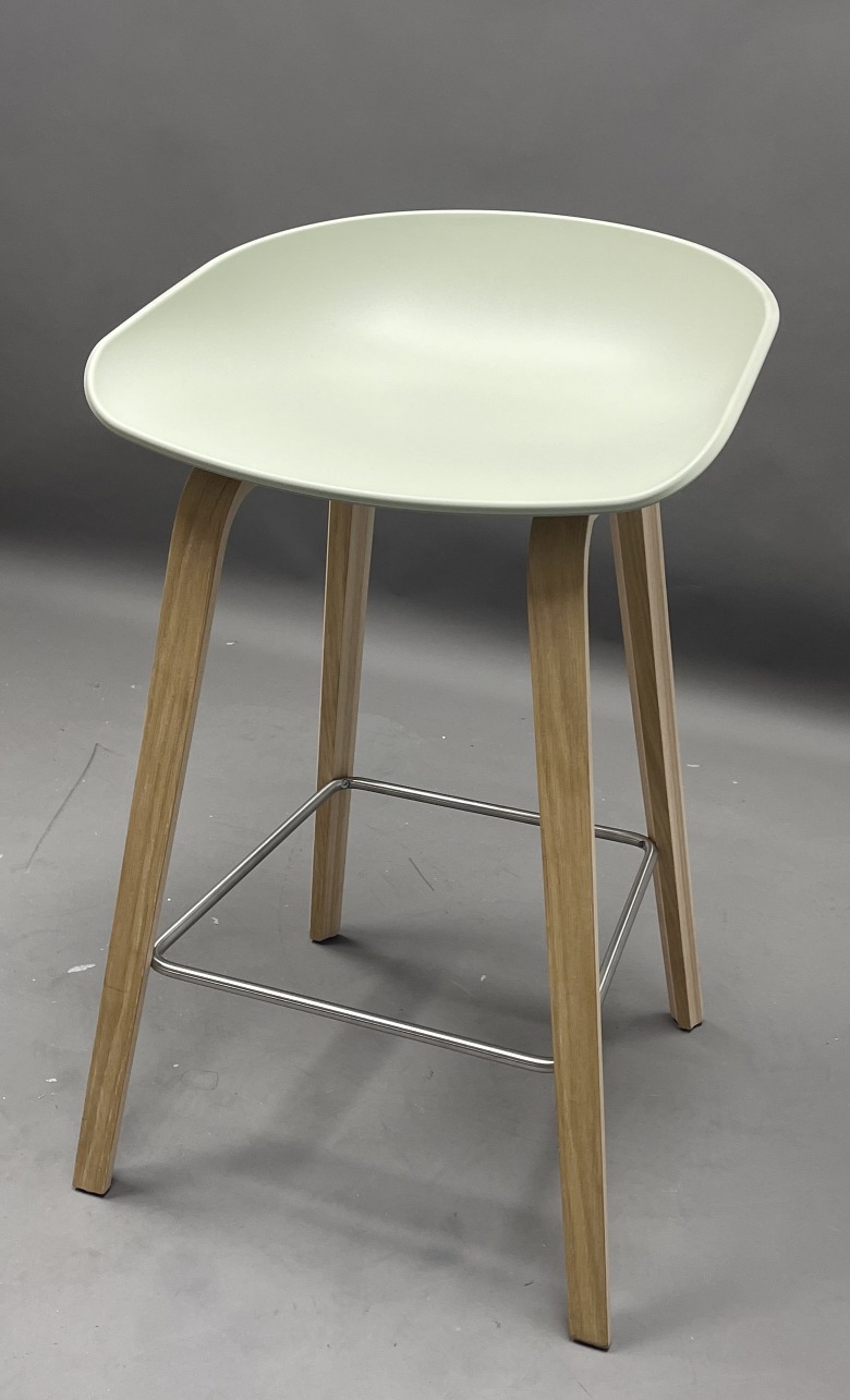 About a Stool AAS32 / AAS 32 Barhocker LOW PASTELL GREEN / EICHE GESEIFT Hay MÄNGELEXEMPLAR  