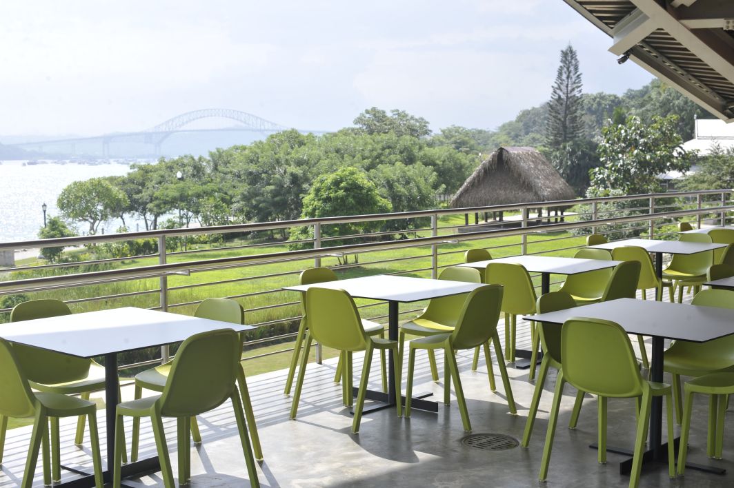 Broom Stacking Chair stapelbarer Stuhl Salbeigrün Emeco