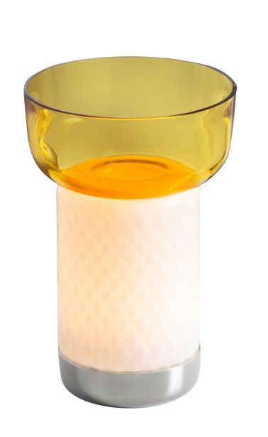 Bontà Akkuleuchte mit Topas-Schale von Artemide: Moderne Tischleuchte mit gelbem Glasaufsatz und warmem Licht.