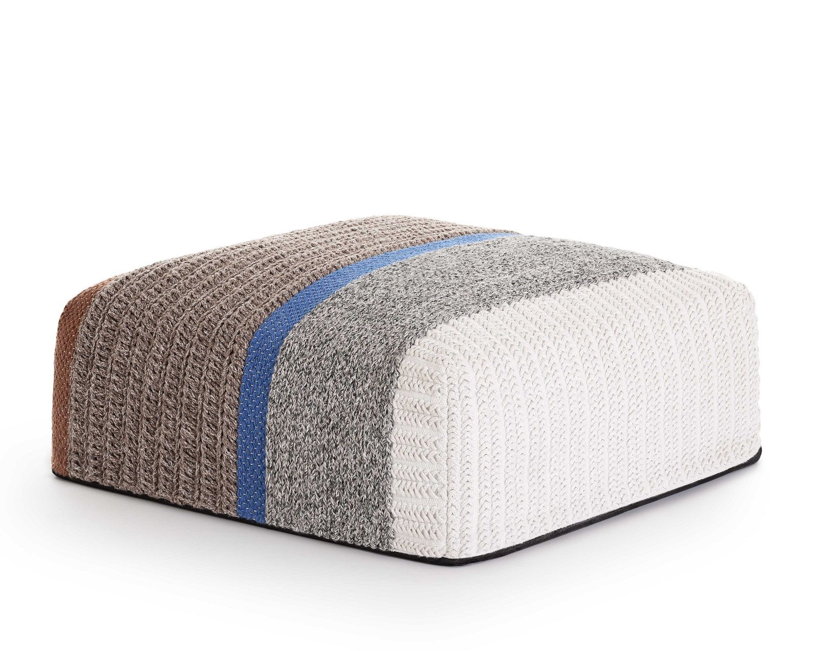 Quadratischer Mangas Outdoor Pouf Hocker von Gan, gestrickt in Braun, Blau, Grau und Weiß.
