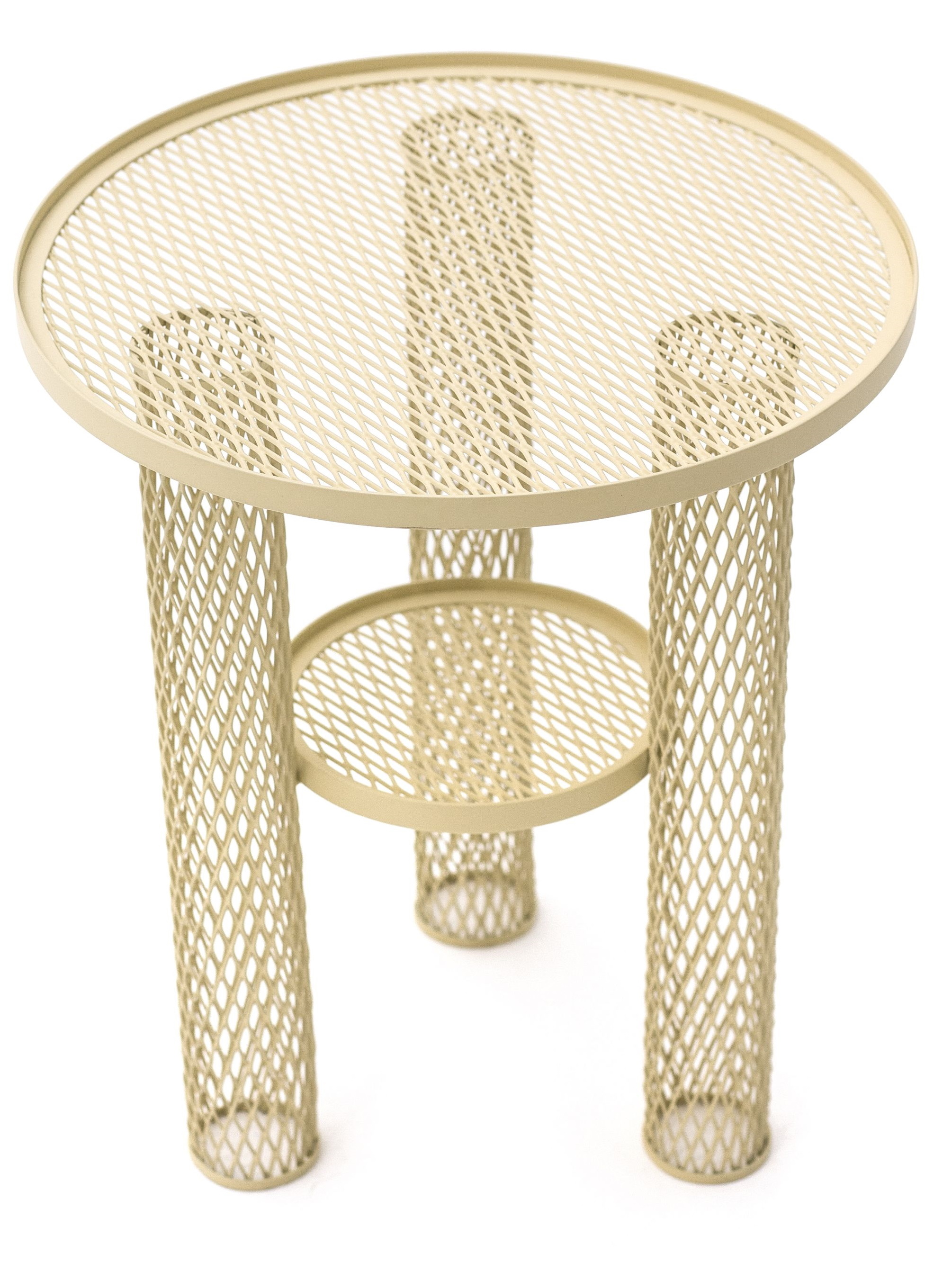 Net Beistelltisch von Moroso, perlweiß, mit runder Tischplatte und Ablage aus Metallgeflecht.