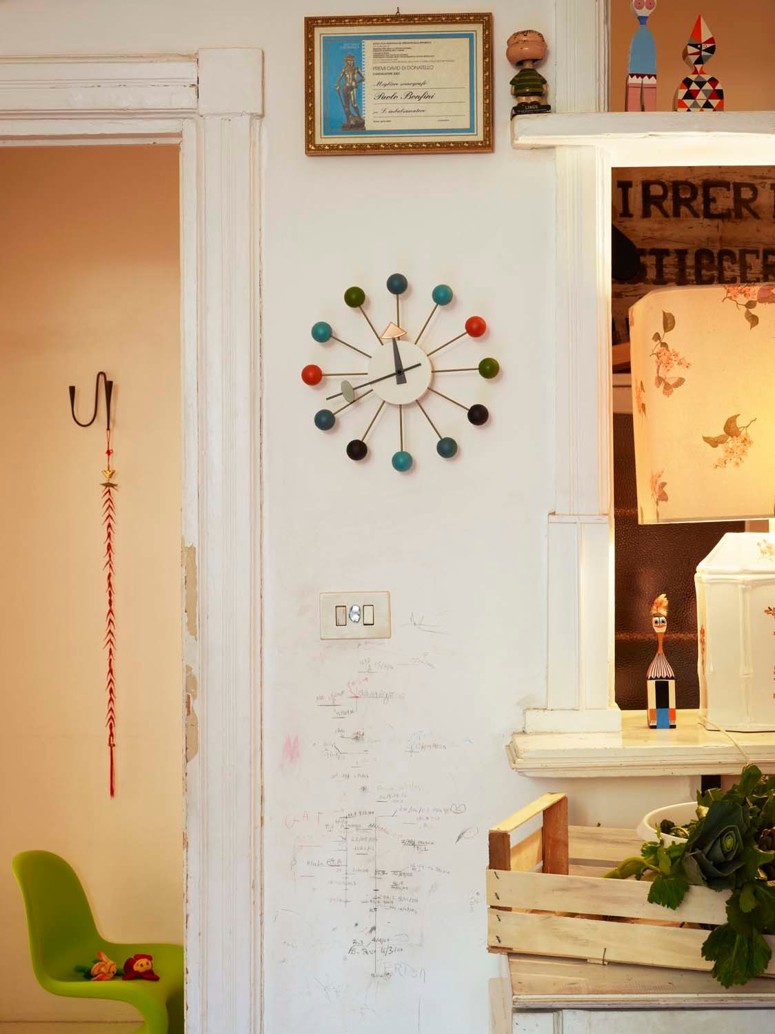 Ball Clock Wanduhr - mehrfarbig Vitra