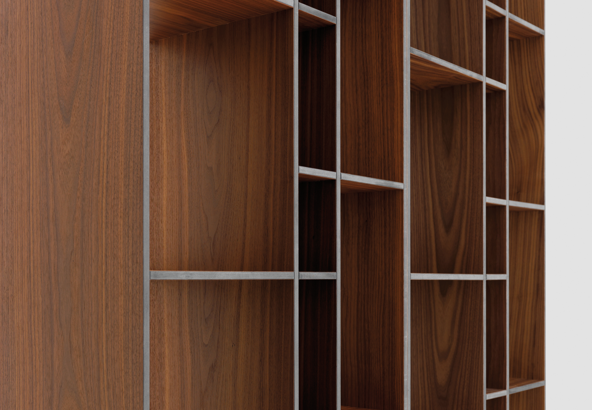Code 2 Holzregal MDF Amerikanischer Nussbaum Zeitraum