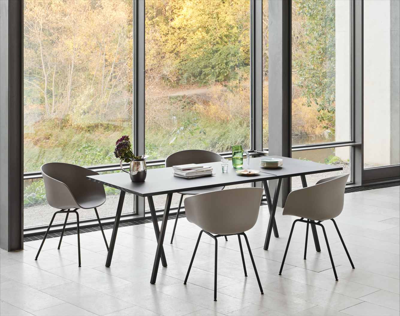 Esstisch mit vier About A Chair AAC26 Stühlen in Pale Peach von Hay. Designermöbel für Esszimmer.